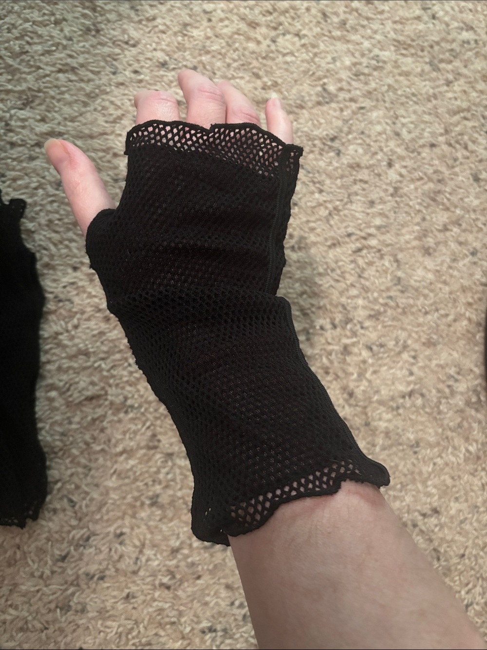 Fishnets fingerless gloves - Picture 2 of 2
